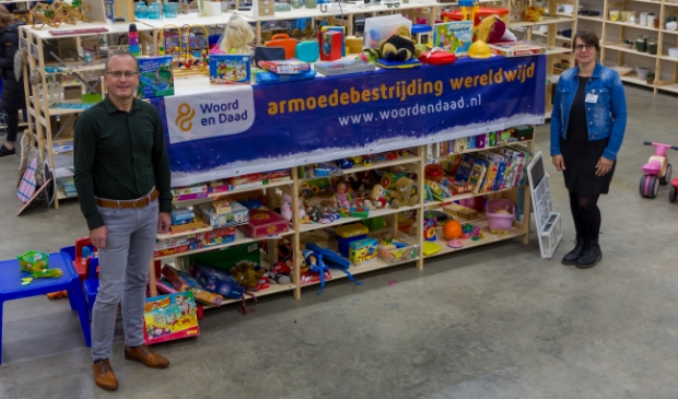 <p>Vrijwilligers en bestuursleden Jan Wessels en Aagje Naberman in de 1100 vierkante meter grote kringloopwinkel van Stichting Woord en Daad in Drachten. </p>