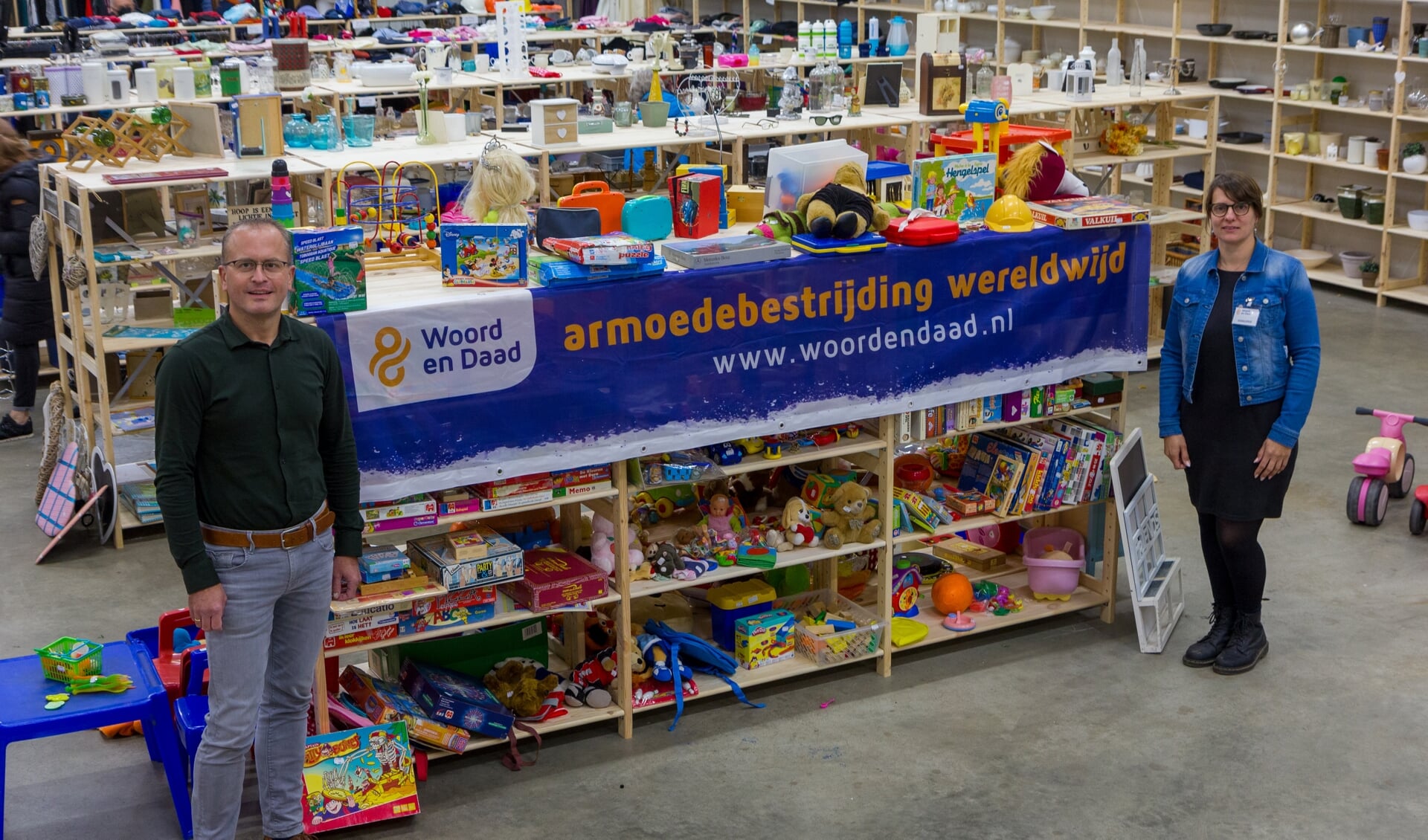 Vrijwilligers en bestuursleden Jan Wessels en Aagje Naberman in de 1100 vierkante meter grote kringloopwinkel van Stichting Woord en Daad in Drachten.  
