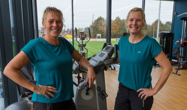 <p>Alberta en Jenny in de revalidatieruimte met uitzicht over het hoofdveld van FC Burgum.</p>