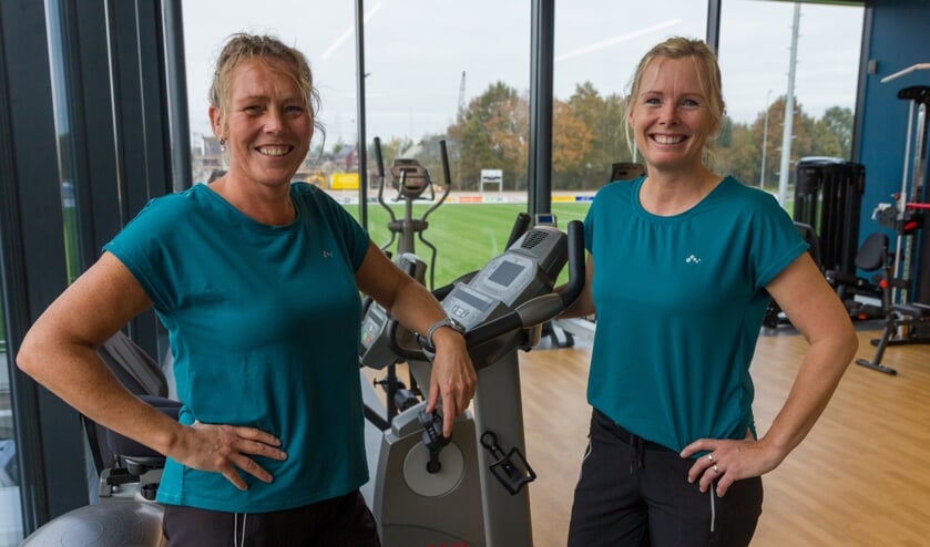 <p>Alberta en Jenny in de revalidatieruimte met uitzicht over het hoofdveld van FC Burgum.</p>