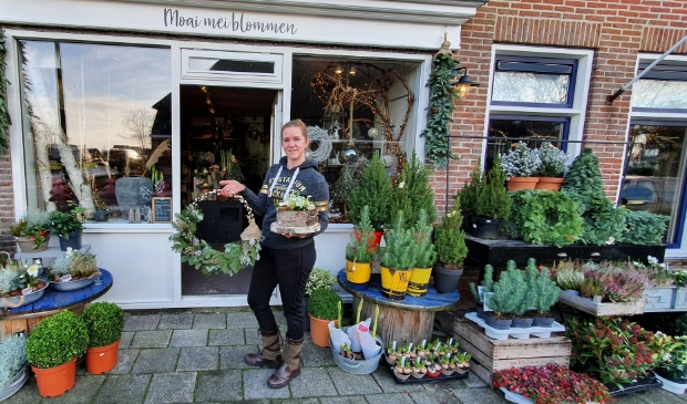 <p>Hinke toont twee van de vier thuisworkshop-pakketten.</p>