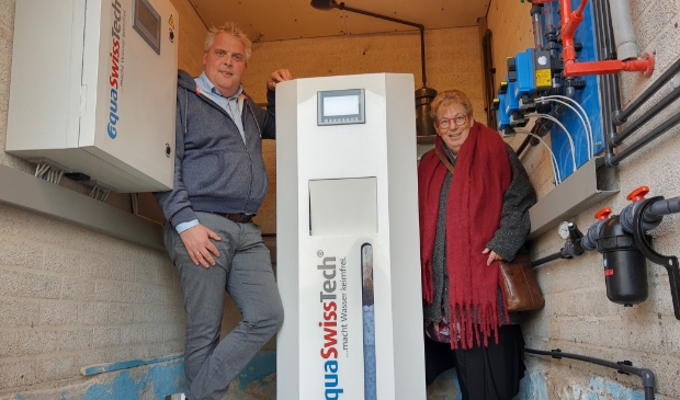 Harm Jan Hagedoorn (Optisport) en wethouder Pytsje de Graaf bij de nieuwe installatie.