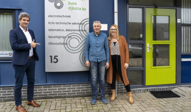 <p>Voor Jan Tabak van Apuls Cijfers & Advies (links) staan zijn klanten centraal, zo ook Albert en Karin Dijkstra (rechts) van Technisch Buro Dijkstra BV.</p>