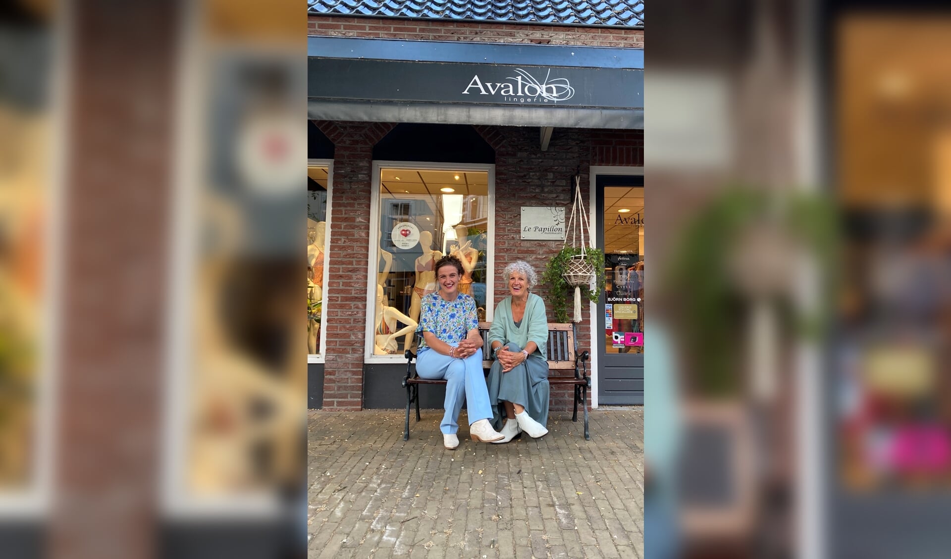 Jitske en Anneke voor hun lingeriezaak Avalon in Burgum.