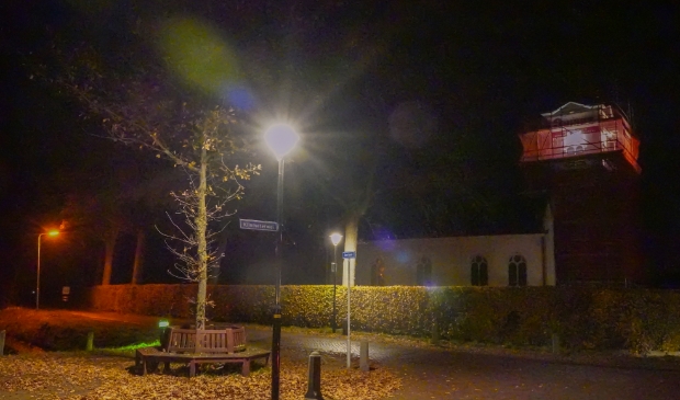 <p>Een bankje voor de kerk in Nijega wordt van bovenaf beschenen.<br>Dit moet wellicht standaard worden in Smallingerland.</p>
