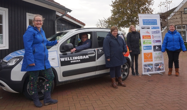 <p>Medewerkers en deelnemers bij de nieuwe sponsorauto.</p>