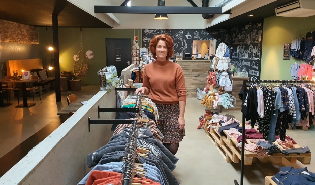 <p>Anke Veenje te midden van de zaak Kofje en Mear waar ook volop babykleding is te vinden.</p>
