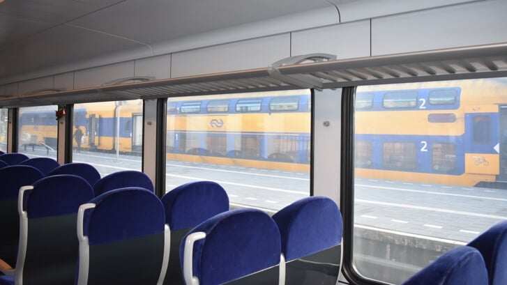 Op 1 en 2 juni rijdt er geen Arriva-trein (voorgrond) of NS-trein in of uit westelijke of zuidelijke richting van of naar station Leeuwarden, maar extra bussen. Tussen Leeuwarden en Groningen rijden dan nog wel Arriva-treinen.