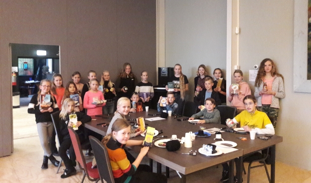 De kinderen namen voedsel mee naar Glinstra State, bestemd voor de Voedselbank Burgum.