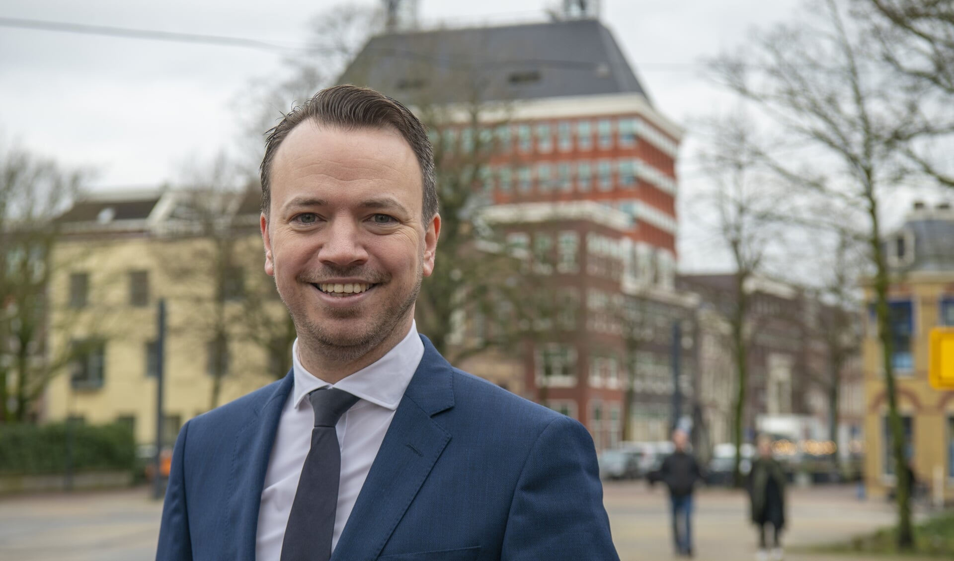 Gedeputeerde Sander de Rouwe (CDA) van financiën zet de tering naar de nering, maar streeft ook naar meer Europese subsidies. Achter hem het Provinsjehûs aan de Tweebaksmarkt in Leeuwarden.