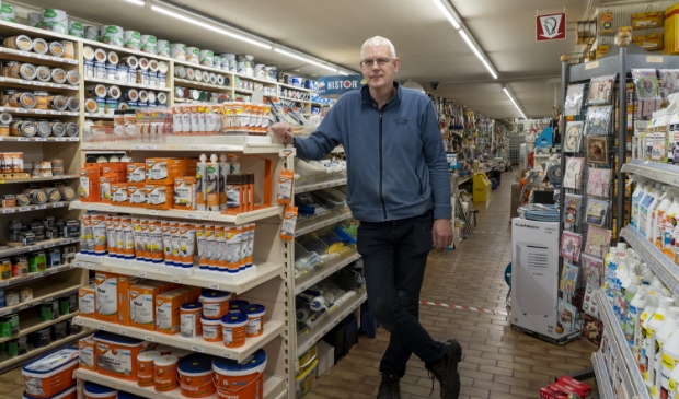 <p>Berend Wiersma te midden van de verf en HG-producten. "Knutselpapier voor de sinterklaas- en kerstperiode hebben we ook."</p>