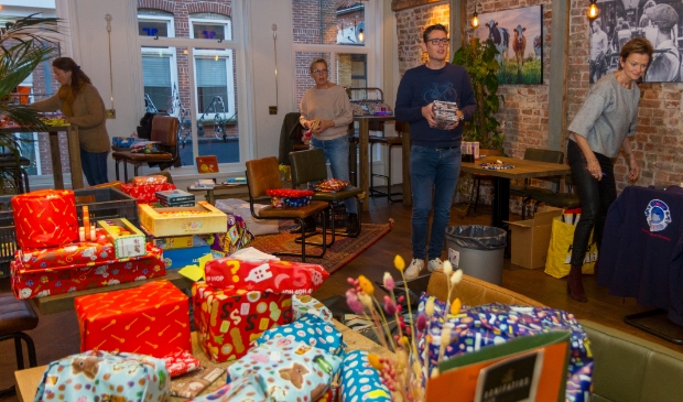 <p>Leden van de Lionsclub Noordoost Friesland zijn druk aan het inpakken. Van links naar rechts: Jiska Roffel, Hilly van der Meulen, Berend Bakker en Anneke Kooistra. </p>
