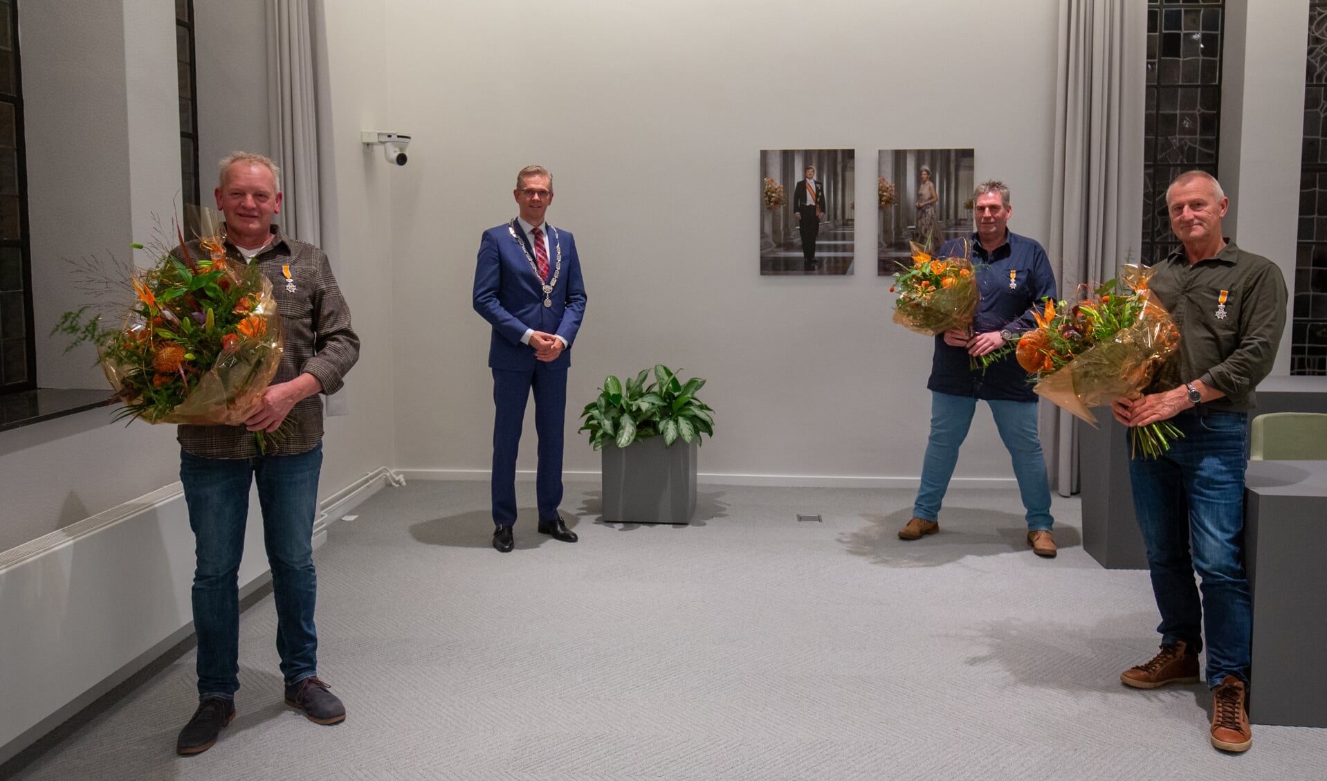 Met bloemen v.l.n.r. Doede Robbie Smith, Anne de Meer en Jochum Hilbrand Veenje. Linksachter staat burgemeester Jeroen Gebben. 