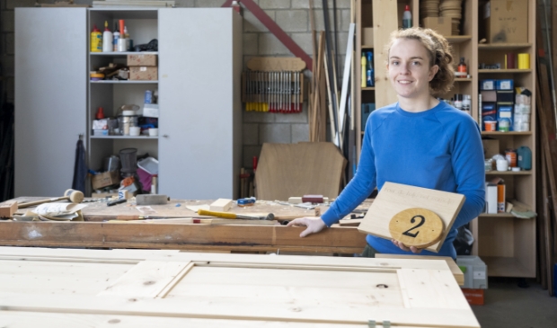<p>Meubelmaakster Nynke van der Veen heeft een eigen bedrijf met een werkplaats in het bedrijvenverzamelgebouw aan de Fogelsang.</p>