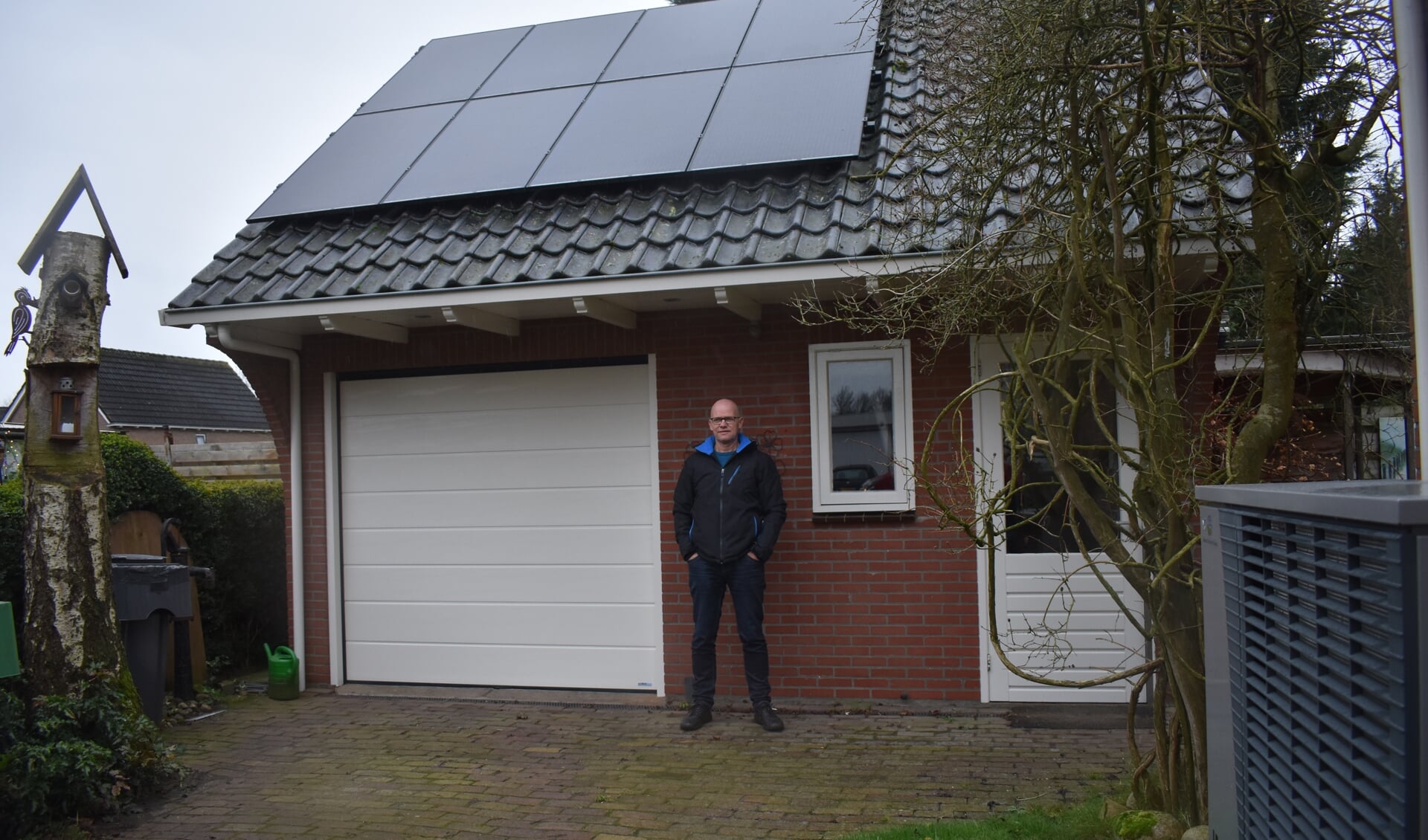 Lourens Hengst heeft samen met z'n partner 25 zonnepanelen laten plaatsen, op garage, huis en plat dak. Rechts de warmtepomp.