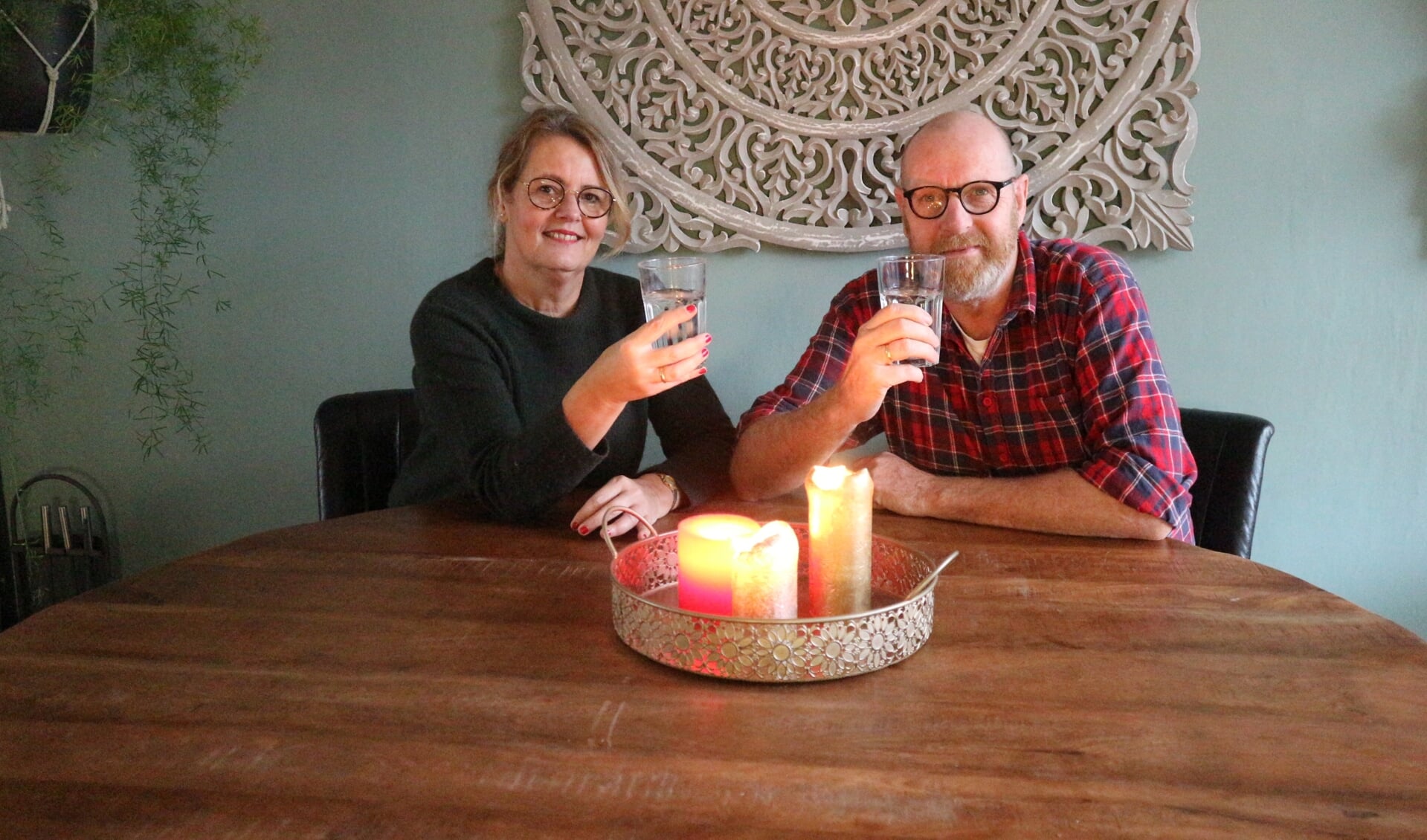 Annemieke en Gert-Jan Hulleman genieten van een heerlijk glaasje zacht water.