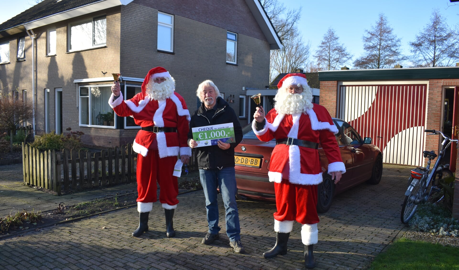 De Enerzjykoöperaasje Garyp deelde op 24 december 2020 kerstcadeaus uit aan verenigingen in Garyp: 25 maal duizend euro. Rinze Hoogstins ontving zo'n cheque voor de Gariper visclub De Poask.