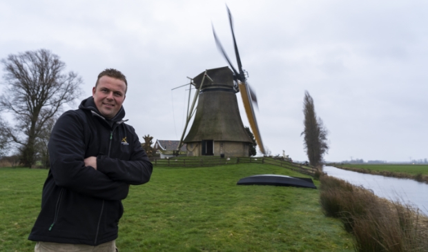 <p>Molenaar Rolf Dijkema bij de Grutte Mûne in Broeksterwâld is in zijn nopjes als het waait en 'zijn molen' draait. Hij is al sinds zijn 18e molenaar bij deze molen. "Geregeld onderhoud en geregeld draaien is belangrijk voor het in conditie houden van de molens", vertelt hij. Leerling-molenaars zijn altijd welkom, want er zijn molens in Friesland die zelden draaien omdat er geen molenaar voor is. Molenaar Rolf Dijkema bij de Grutte Mûne in Broeksterwâld is in zijn nopjes als het waait en 'zijn molen' draait. Hij is al sinds zijn 18e molenaar bij deze molen. "Geregeld onderhoud en geregeld draaien is belangrijk voor het in conditie houden van de molens", vertelt hij. Leerling-molenaars zijn altijd welkom, want er zijn molens in Friesland die zelden draaien omdat er geen molenaar voor is.</p>