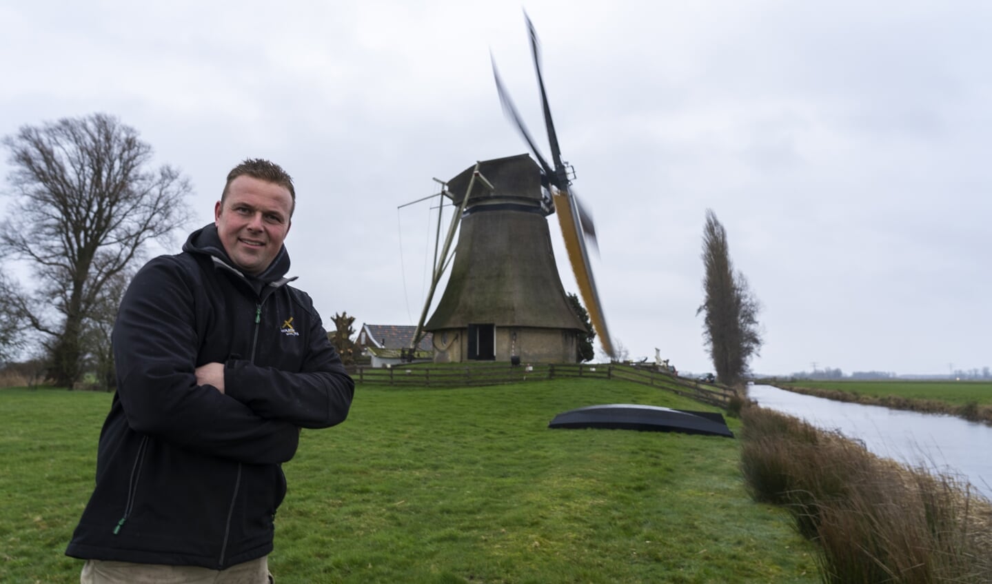 Molenaar Rolf Dijkema bij de Grutte Mûne in Broeksterwâld is in zijn nopjes als het waait en 'zijn molen' draait. Hij is al sinds zijn 18e molenaar bij deze molen. "Geregeld onderhoud en geregeld draaien is belangrijk voor het in conditie houden van de molens", vertelt hij. Leerling-molenaars zijn altijd welkom, want er zijn molens in Friesland die zelden draaien omdat er geen molenaar voor is. Molenaar Rolf Dijkema bij de Grutte Mûne in Broeksterwâld is in zijn nopjes als het waait en 'zijn molen' draait. Hij is al sinds zijn 18e molenaar bij deze molen. "Geregeld onderhoud en geregeld draaien is belangrijk voor het in conditie houden van de molens", vertelt hij. Leerling-molenaars zijn altijd welkom, want er zijn molens in Friesland die zelden draaien omdat er geen molenaar voor is.