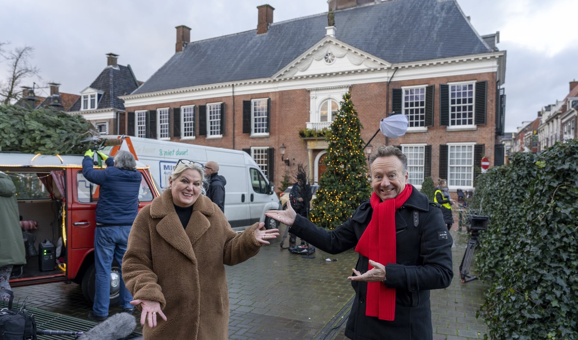 Dokkumer Annelies van der Meer en presentator Joris Linssen begroeten elkaar hartelijk terwijl de crew de set gereed maakt voor de opnames van Joris' Kerstboom.
