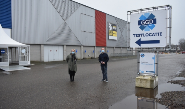 <p>Linda Hasz (links) en Gerbrand Draaisma van GGD Fryslân voor de nieuwe coronatestlocatie in het WTC Expo. De ingang is aan de Heliconweg.</p>