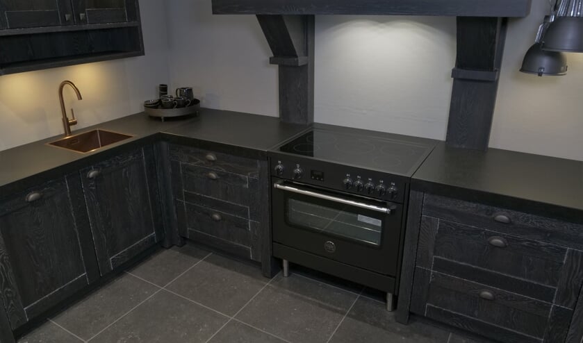 De parel uit de collectie, een houten keuken, handgemaakt in Limburg. Niet zichtbaar op de foto is de wijnklimaatkast.
