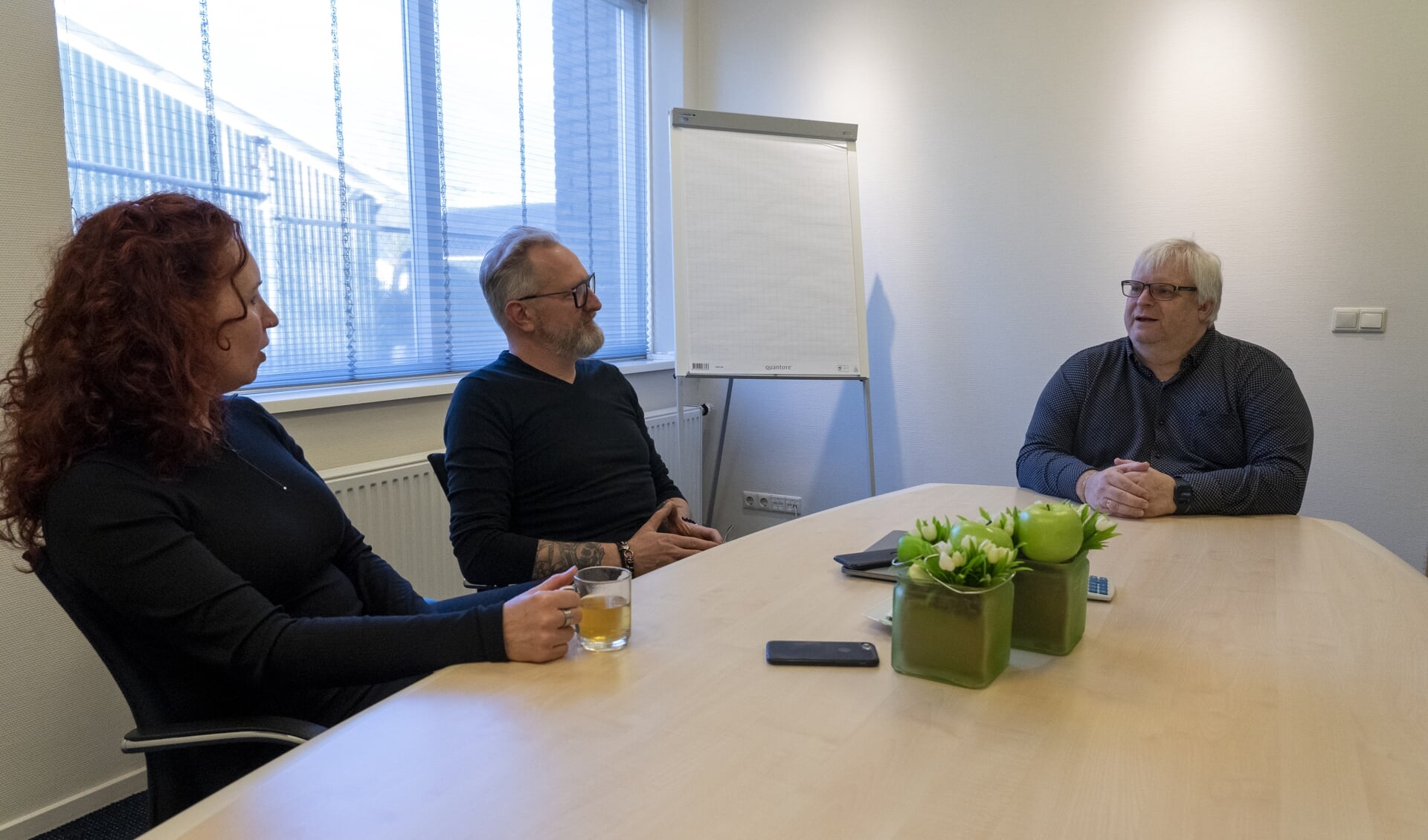 Op het kantoor van hun administratiekantoor in Burgum zijn Immie Jonkman en Enno Feenstra in gesprek met Nanne van der Veen van Apuls Cijfers & Advies.