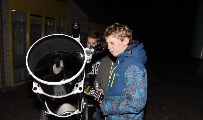 Met de telescopen kunnen de hemellichamen worden bekeken.