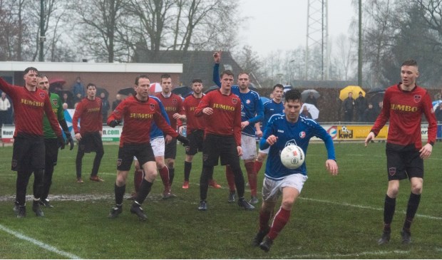 VV Hardegarijp (rood-zwarte tenues) staat goed gegroepeerd tegen 't Fean'58.