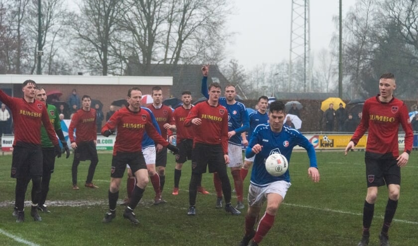 VV Hardegarijp (rood-zwarte tenues) staat goed gegroepeerd tegen 't Fean'58.