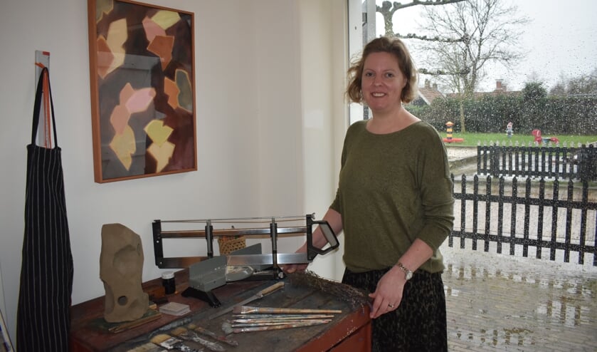 Patriz de Bruijn in haar atelier Bruelle in Ee, naast haar huis aan de Lytse Loane 2.