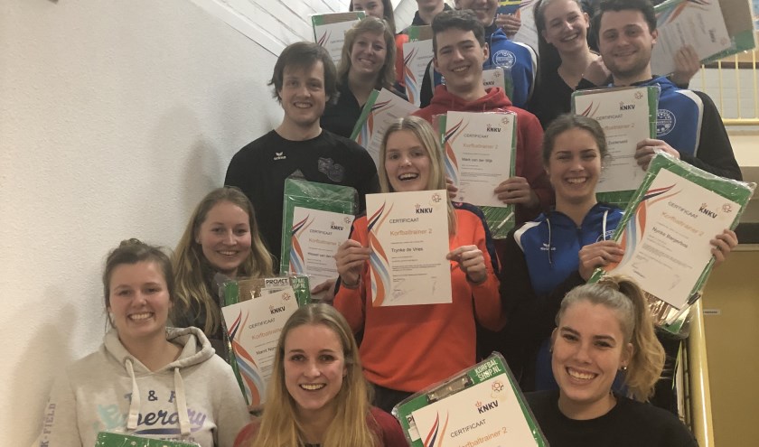 De jeugdtrainers van de drie korfbalclubs met hun certificaat.
