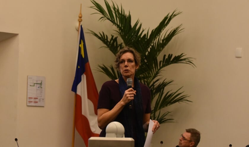 Directeur Jeannette Dekker van Thús Wonen in de raadszaal van het oude stadhuis van Dokkum over hetwoonbeleid. Wethouder Engbert van Esch reageert in het filmpje (ActiefPlus-app).