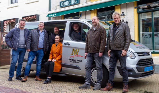 V.l.n.r.: Johnny de Vries (Paradiso Bar & Manolito Bar), Harry Bakker (Café de Viersprong), Wessel de Roos (De Hossebos), Martine en Jouke Waaksma (Taxi Waaksma), Germ van Ek (Café The Point) en Jelle Huisma (Café Jelle Joep).