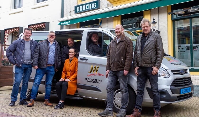 V.l.n.r.: Johnny de Vries (Paradiso Bar & Manolito Bar), Harry Bakker (Café de Viersprong), Wessel de Roos (De Hossebos), Martine en Jouke Waaksma (Taxi Waaksma), Germ van Ek (Café The Point) en Jelle Huisma (Café Jelle Joep).