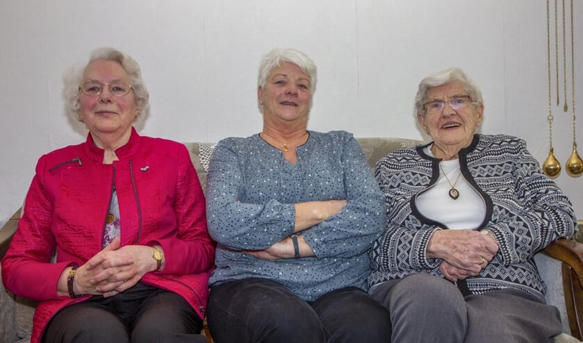 V.l.n.r. Tjitske Talsma-Louwsma (60 jaar lid), bestuurslid Hendrikje van Stralen en (ook trouw lid) Tjitske Dijkstra-Bonnema.