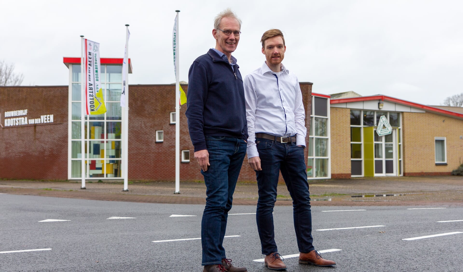 Marten en Pieter Claus voor het bedrijfspand met het bouwadviesinformatiecentrum. Ontbrekend: vennoot Ytsen de Vries.