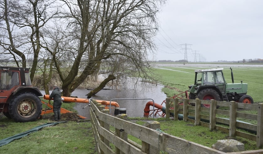 Gerben Engwerda bezig met het verplaatsen van één van de twee pompen.