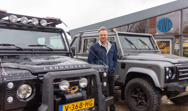 Eigenaar Romke Postma bij twee Landrover Defenders. De linker is een door Postma omgebouwde Blackjack Edition.