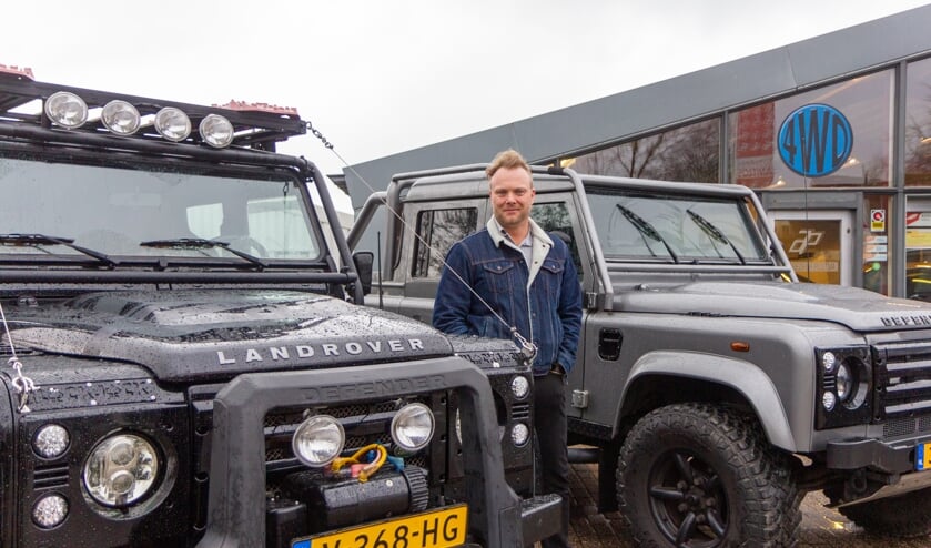 Eigenaar Romke Postma bij twee Landrover Defenders. De linker is een door Postma omgebouwde Blackjack Edition.