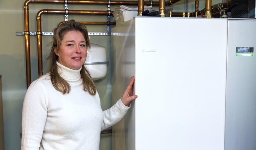 Jelly de Boer bij de warmtepomp in de eigen woning, aangeschaft dankzij de Investering Subsidie Duurzame Energie.