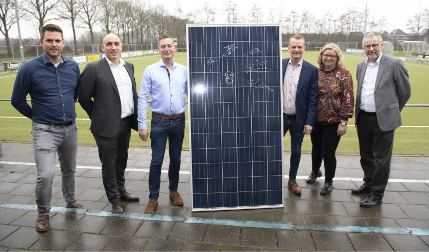 Het eerste zonnepaneel werd getekend bij Korfbalvereniging Ureterp.