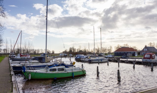 De haven van Oudega. Waar nu in de verte nog weilanden zijn, komen als 'Oudega aan het water' doorgaat twee meren.
