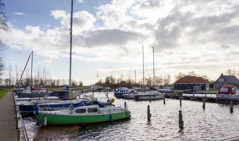 De haven van Oudega. Waar nu in de verte nog weilanden zijn, komen als 'Oudega aan het water' doorgaat twee meren.