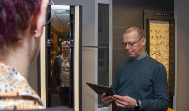 Jelle Brinksma geeft de klant instructies en bekijkt de
meetgegevens van de Visioffice X op de tablet.
