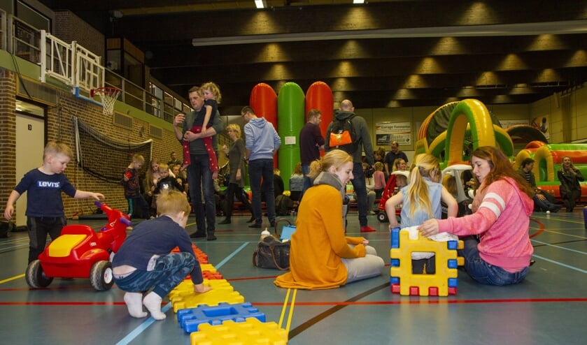 In een sporthal vol luchtkussens en spelmateriaal voor de kleinsten, kunnen kinderen tot en met 12 jaar zich deze vakantie uitleven. Morgen is het indoorkinderevenement in Holwerd.