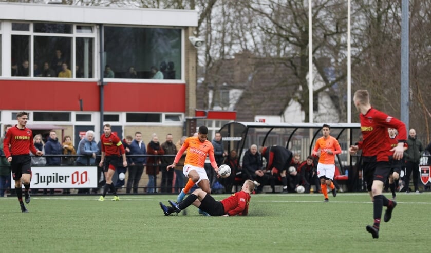 Benjamin Zondervan (Kollum) stuit op Robin van den Akker. Verder v.l.n.r. Dinant Mud, Ralph Wietses, Roman Doelkamid van Kollum en Lars Boersma.