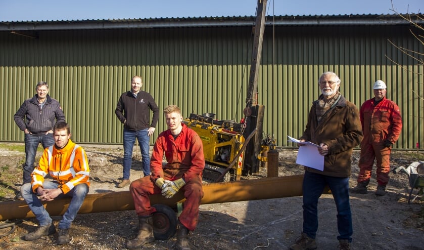 Vrijdag werd de eerste paal geslagen van het transformatiestation dat dinsdagmorgen werd geplaatst. Op het dak van Bijlsma B.V. realiseert men in de Trynwâlden een eigen zonnecentrale. Op de foto twee leden van Trynergie: Tseard van der Kooi (links) en Dick van der Duijn Schouten (rechts); in rode overal de medewerkers van Euro Funderingen Peter en Johan. Midden achter Frank Bijlsma en links voor zijn collega Remco Hielkema.
