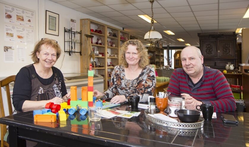 Links vrijwilligster Dineke van der Velde en rechts de initiatiefnemers Klaske en Geert van der Woude.