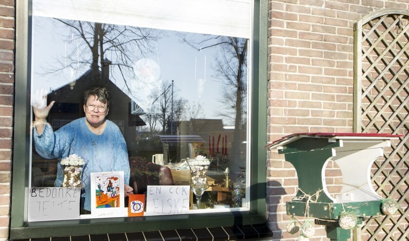 Aaf Haastrecht uit Buitenpost is zeer geraakt door de kaartjes die zij ontving van buurtkinderen. "Ik krijg er steeds weer tranen van in mij ogen". Scan de foto en zie in het filmpje hoe haar andere buurkinderen Hidde en Jesse ook aan het tekenen zijn voor anderen.